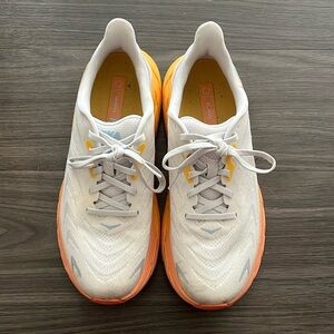 HOKA Arahi 8.5D (WIDE) Women’s Shoes